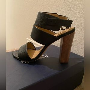 Work once. Size 5.5 Splendid wooden block heel shoes with leather straps